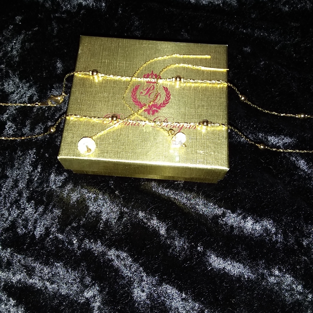 Premier Design  necklace and earring set